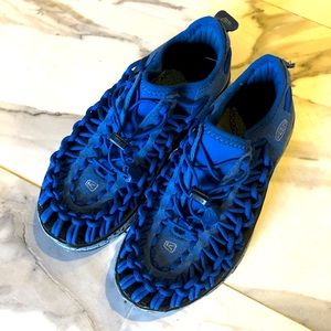 Boys size 2 KEEN sandals